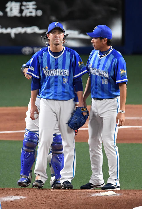 中日対DeNA　1回裏中日2死満塁、DeNA三浦コーチ（右）のアドバイスを聞く平良（撮影・前岡正明）