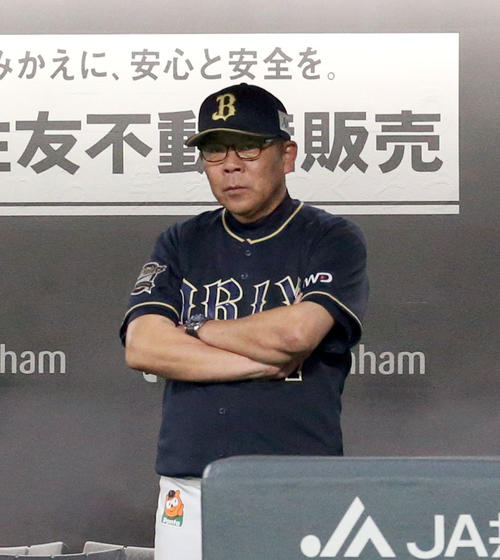 日本ハム対オリックス　ベンチで険しい表情のオリックス西村監督（撮影・佐藤翔太）
