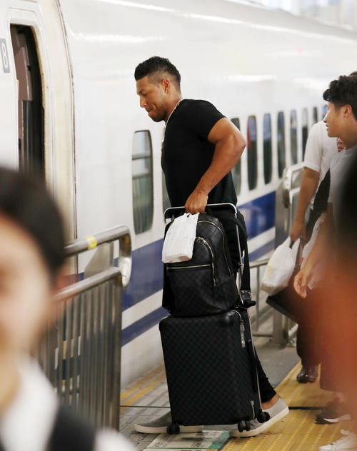 広島駅で新幹線に乗り込む阪神ソラーテ（撮影・加藤哉）