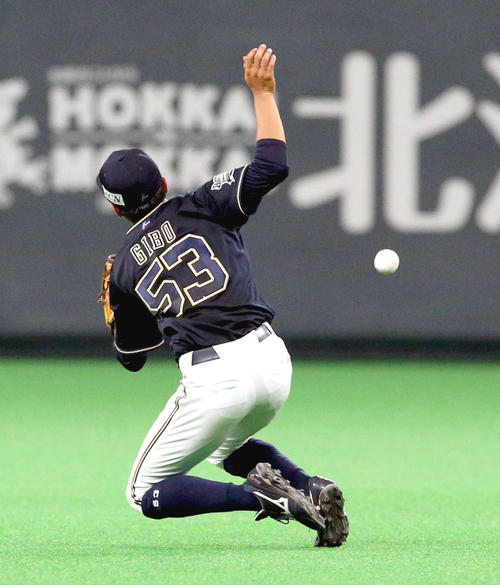 日本ハム対オリックス　6回裏日本ハム1死一塁、中田のフライを落球してしまうオリックス宜保（撮影・佐藤翔太）