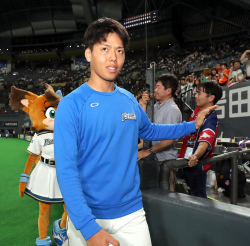 日本ハム対オリックス　試合終了後、ファンとハイタッチをする日本ハム杉浦（撮影・佐藤翔太）