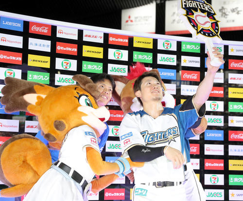 日本ハム対オリックス　試合終了後、自撮りをする日本ハム西川と杉浦（左奥）（撮影・佐藤翔太）