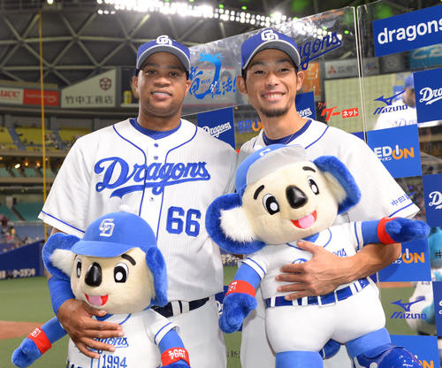 中日対DeNA　試合終了、笑顔のヒーローダヤン・ビシエド（左）と又吉克樹（右）（撮影・森本幸一）
