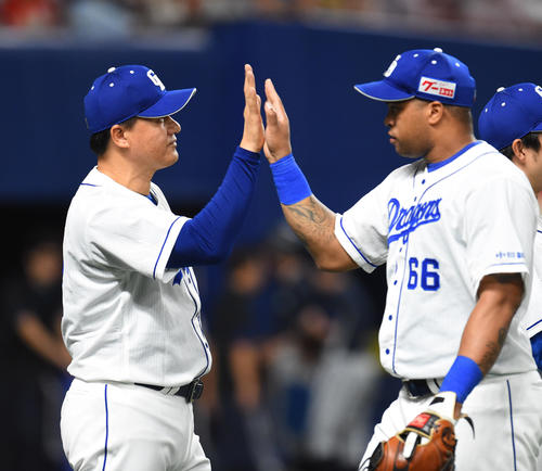 中日対DeNA　試合終了、勝利しダヤン・ビシエドをタッチで迎える与田剛監督（撮影・森本幸一）