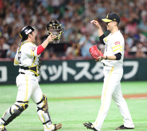 ノーヒットノーランを達成した千賀滉大は甲斐拓也捕手とハイタッチ（撮影・梅根麻紀）