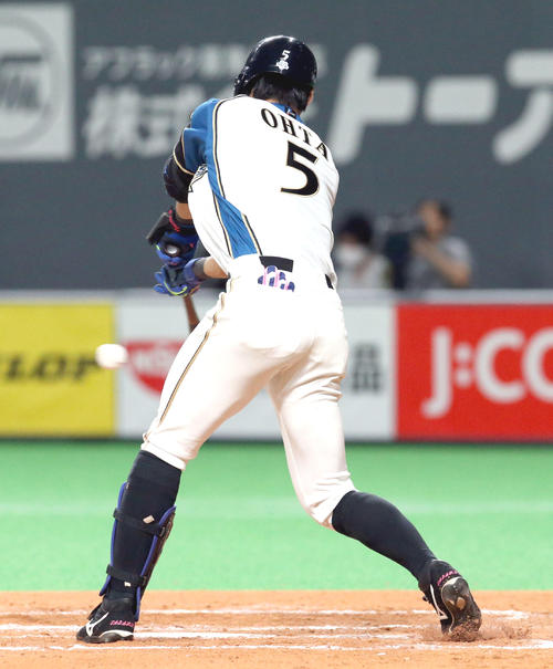 日本ハム対オリックス　7回裏日本ハム2死一、二塁、大田は右前適時打を放つ（撮影・佐藤翔太）