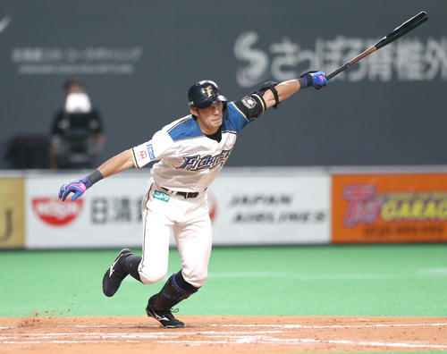 日本ハム対オリックス　7回裏日本ハム2死一、二塁、右前適時打を放つ大田（撮影・黒川智章）