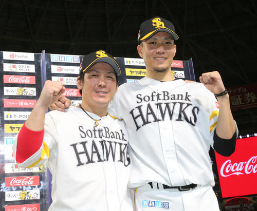ソフトバンク対ロッテ　ノーヒットノーランを達成した千賀滉大（右）と好リードで導いた甲斐拓也は笑顔（撮影・梅根麻紀）