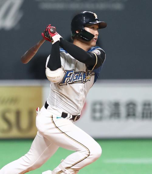 日本ハム対オリックス　8回裏日本ハム2死、右越え二塁打を放つ平沼（撮影・黒川智章）