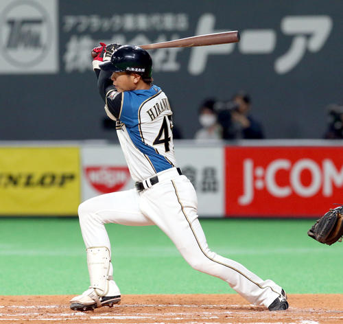 日本ハム対オリックス　2回裏日本ハム無死二塁、平沼は右前打を放つ（撮影・佐藤翔太）