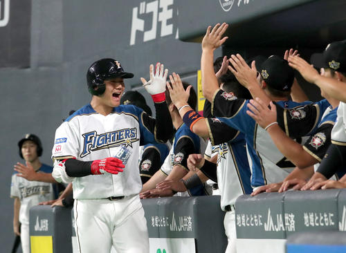 日本ハム対オリックス　5回裏日本ハム2死一塁、右越え2点本塁打を放ちチームメートに出迎えられる清宮（撮影・佐藤翔太）