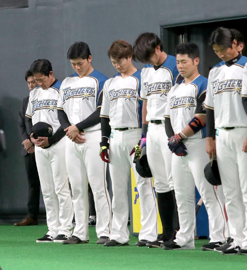 日本ハム対オリックス　北海道胆振東部地震復興祈念セレモニーで黙祷をする左から日本ハム栗山監督、清宮、西川、大田、近藤（撮影・佐藤翔太）