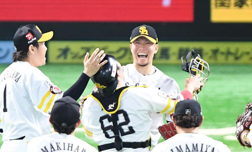 ソフトバンク対ロッテ　ノーヒットノーランを達成し捕手の甲斐らと笑顔で抱き合う千賀（左から4人目）（撮影・今浪浩三）