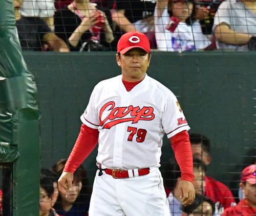 広島対阪神　8回表阪神、選手交代を告げる緒方孝市監督（撮影・清水貴仁）