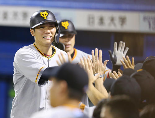 ヤクルト対巨人　7回表巨人無死二、三塁、丸の適時打で生還しナインの出迎えを受ける坂本勇（左手前）と亀井（撮影・垰建太）
