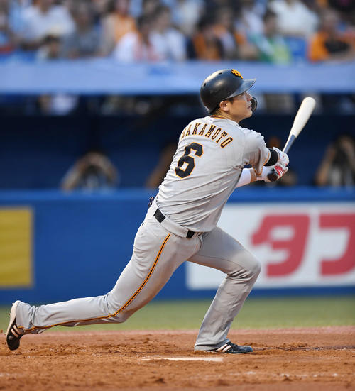 ヤクルト対巨人　3回表巨人1死、坂本勇は右中間にソロ本塁打を放つ（撮影・加藤諒）