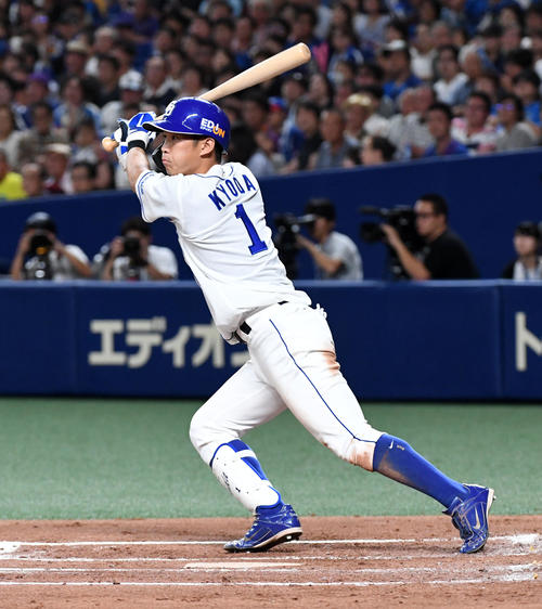 2回裏中日無死満塁、京田は左犠飛を放つ（撮影・前岡正明）