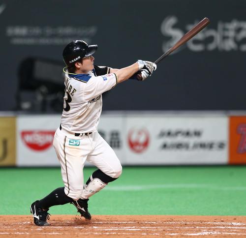 日本ハム対オリックス　4回裏日本ハム2死二、三塁、中越え3点本塁打を放つ渡辺（撮影・黒川智章）