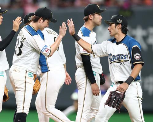 日本ハム対オリックス　試合後、渡辺（左）とハイタッチする大田（右）（撮影・黒川智章）