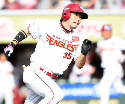 楽天対西武　4回裏楽天2死満塁、中前2点適時二塁打を放った島内（撮影・たえ見朱実）