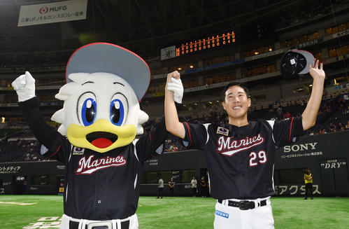 ソフトバンク対ロッテ　プロ初完封勝利を挙げた西野勇士はマスコットのマークンとファンの声援に笑顔を応える（撮影・今浪浩三）