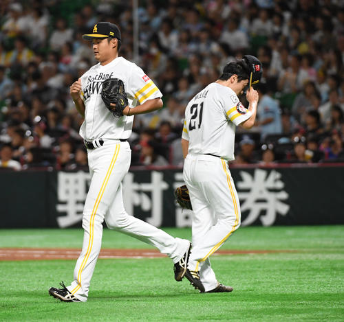 ソフトバンク対ロッテ　5回表ロッテ1死一、二塁、先発の和田（右）は中村奨に先制適時打を浴び椎野と交代する（撮影・今浪浩三）