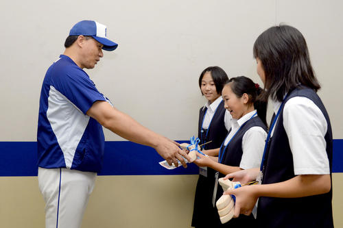 中日対DeNA　試合前、手作りハンガープロジェクトを行っている長野県天龍村の天竜中学校生徒からヒノキを材料に作られたハンガーを受け取る与田剛監督（撮影・森本幸一）