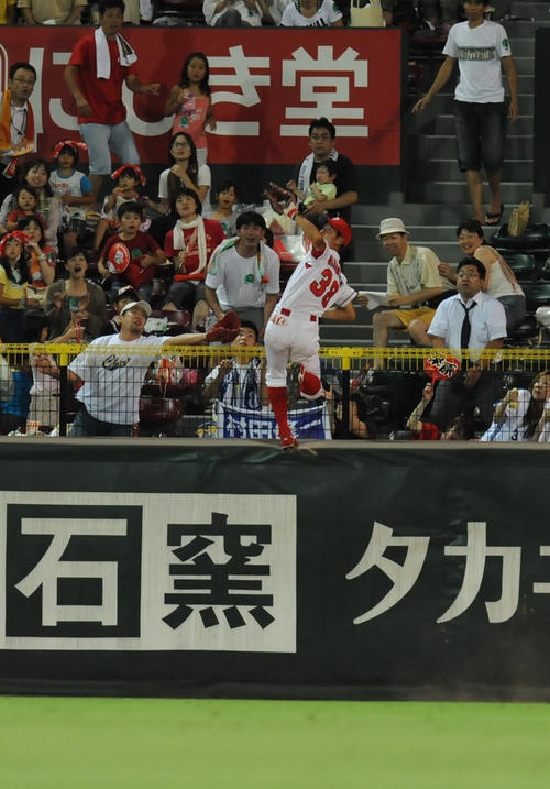 10年8月4日の横浜戦　5回表横浜1死、村田修一の大きな中飛をフェンスによじ登って好捕する広島赤松