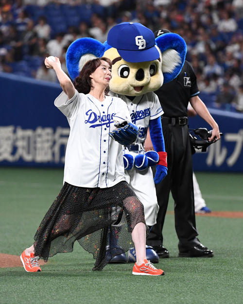 中日対DeNA　始球式を務めた女優の島田陽子（撮影・前岡正明）