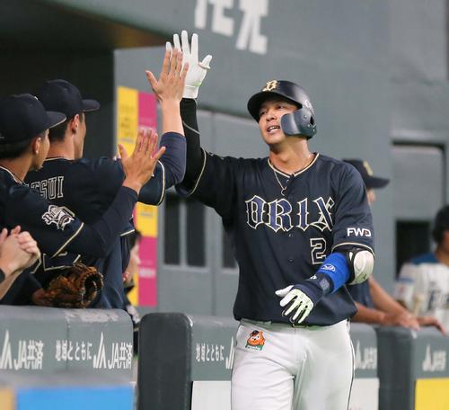 日本ハム対オリックス　2回表オリックス1死、本塁打を放ちナインに出迎えられる白崎（撮影・黒川智章）