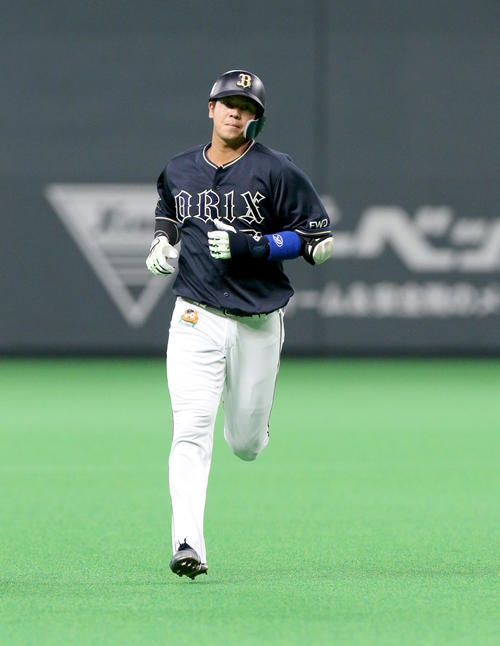日本ハム対オリックス　2回表オリックス1死、白崎は左越え本塁打を放つ（撮影・佐藤翔太）