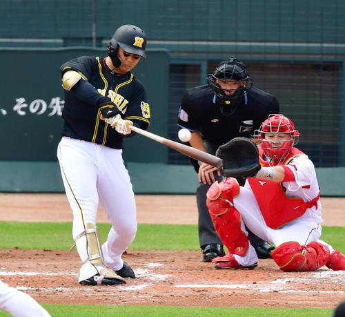 3回表阪神1死一、三塁、右中間へ3点本塁打を放つ高山俊（撮影・清水貴仁）