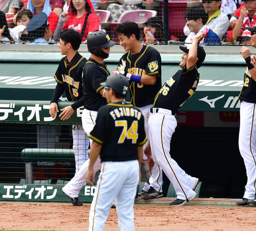 3回表阪神1死一、三塁、右中間へ3点本塁打を放ち出迎えを受ける高山俊（撮影・清水貴仁）