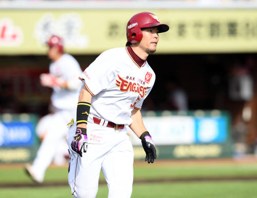 楽天対西武　3回裏楽天2死三塁、右適時打を放った島内（撮影・たえ見朱実）