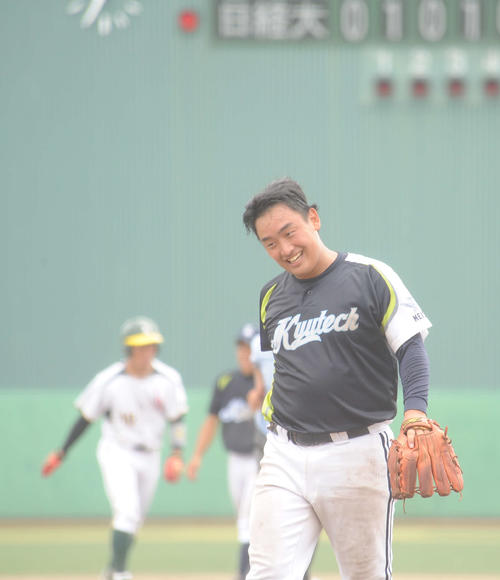 延長10回裏、サヨナラ打を浴びてガックリの九工大・沢（撮影・浦田由紀夫）