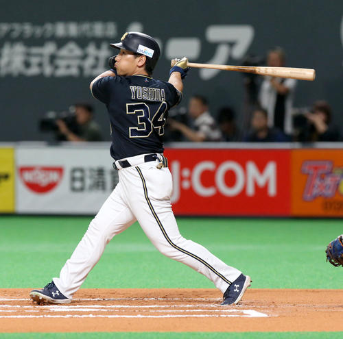 日本ハム対オリックス　6回表オリックス1死三塁、吉田正は左越え2点本塁打を放つ（撮影・佐藤翔太）