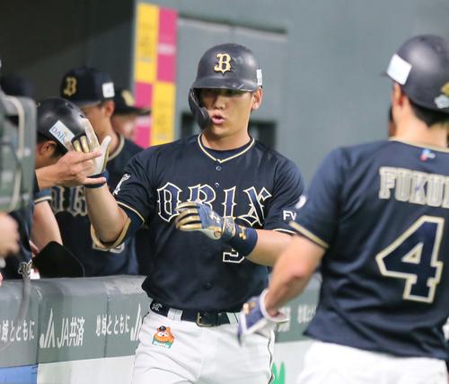 日本ハム対オリックス　6回表、2点本塁打を放ちナインに出迎えられる吉田正（撮影・黒川智章）