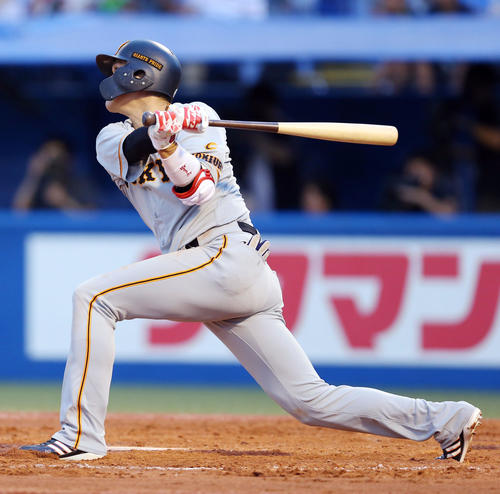 ヤクルト対巨人　3回表巨人1死、右中間にソロ本塁打を放つ坂本勇（撮影・垰建太）