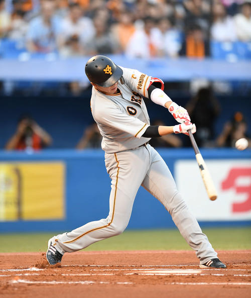 ヤクルト対巨人　1回表巨人無死二塁、坂本勇は先制の適時二塁打を放つ（撮影・加藤諒）
