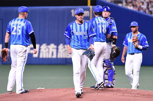 中日対DeNA　2回裏中日2死一塁、6失点でKOされたがっくりとベンチに戻る上茶谷（中央）（撮影・前岡正明）