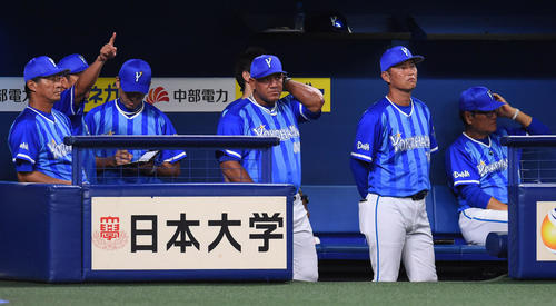 中日対DeNA　2回裏中日1死二、三塁、ベンチでさえない表情を見せるアレックス・ラミレス監督（撮影・森本幸一）