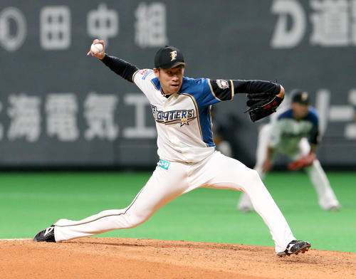 日本ハム対オリックス　9回から登板する日本ハム秋吉（撮影・佐藤翔太）