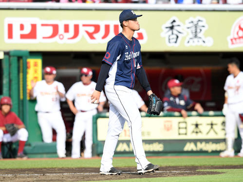 楽天対西武　4回裏楽天2死満塁、島内宏明に2点適時二塁打を許し、4－2とされる高橋光（撮影・たえ見朱実）
