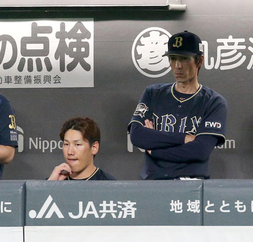 日本ハム対オリックス　ベンチで肩を落とすオリックス吉田正（左前）（撮影・佐藤翔太）
