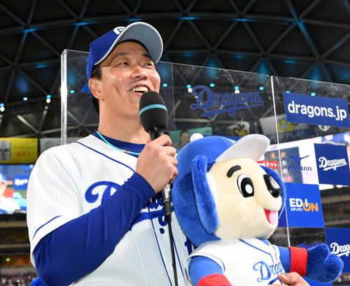 中日対DeNA　ヒーローインタビューでマイクを手にファンに笑顔であいさつをする柳（撮影・前岡正明）
