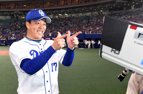 中日対DeNA　サインを書いたテレビカメラにポーズを決める柳（撮影・前岡正明）