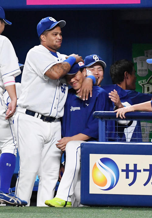 中日対DeNA　10勝を達成した柳（右）はビシエド（左）らナインの祝福を受ける（撮影・前岡正明）