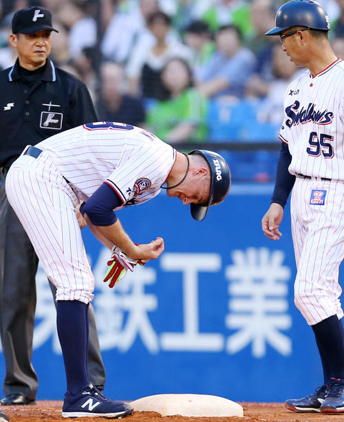 ヤクルト対巨人　3回裏ヤクルト無死、バントで出塁したブキャナン（左）は塁上で右手の指を気にする（撮影・垰建太）