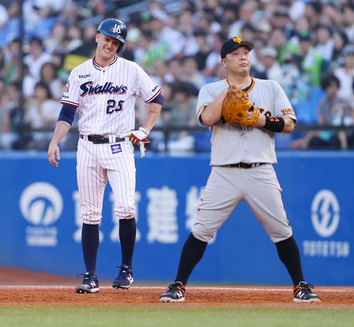 ヤクルト対巨人　3回裏ヤクルト無死、バントで出塁したブキャナン（左）は塁上で痛そうな表情を見せる（撮影・垰建太）