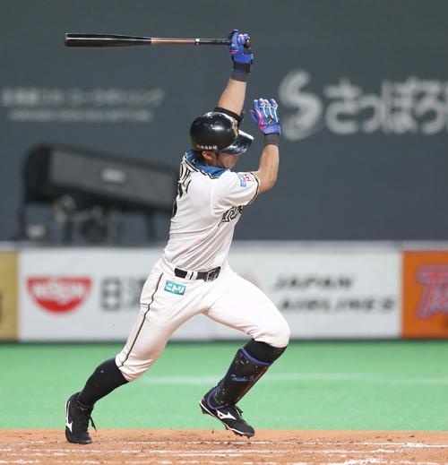 日本ハム対オリックス　4回裏日本ハム無死一、二塁、左前適時打を放つ大田（撮影・黒川智章）